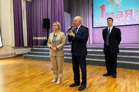 Новогиреевских ветеранов поздравили с наступающим праздником труда