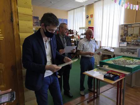 Глава МО Новогиреево наградил активных краеведов школы «Феникс»