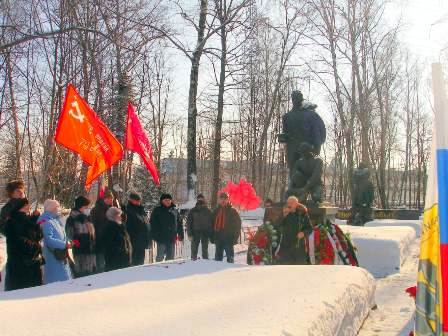 Новогиреевцы почтили память защитников Отечества у мемориала на Перовском кладбище