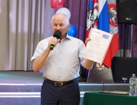 Глава МО Новогиреево и новогиреевские депутаты вручили выпускникам аттестаты