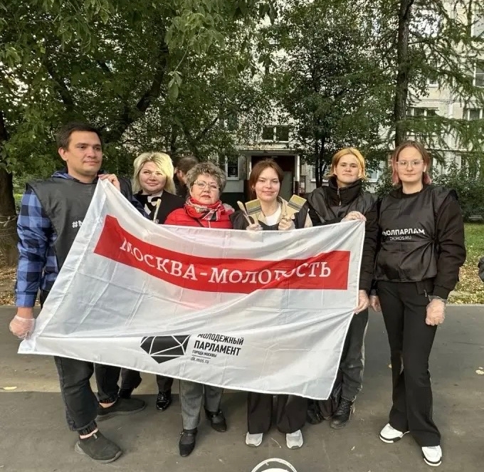 Депутаты вместе с молодыми активистами привели в порядок район Новогиреево