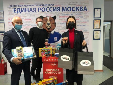 Новогиреевские депутаты передали подарки детям по акции «Коробка храбрости»