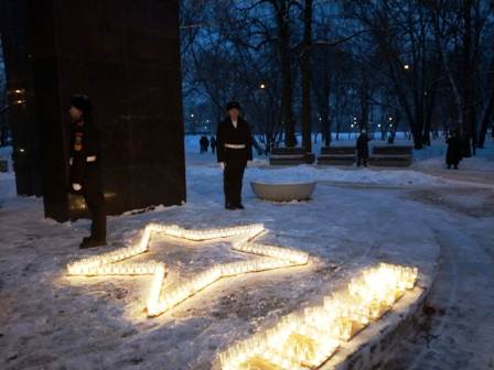 Новогиреевцы почтили память защитников Москвы сотнями зажженных свечей