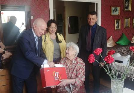 Новогиреевские депутаты поздравили с Днём Победы 98-летнюю участницу ВОВ