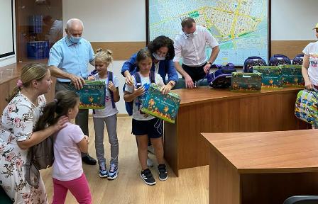 Депутаты помогли новогиреевским школьникам подготовиться к новому учебному году