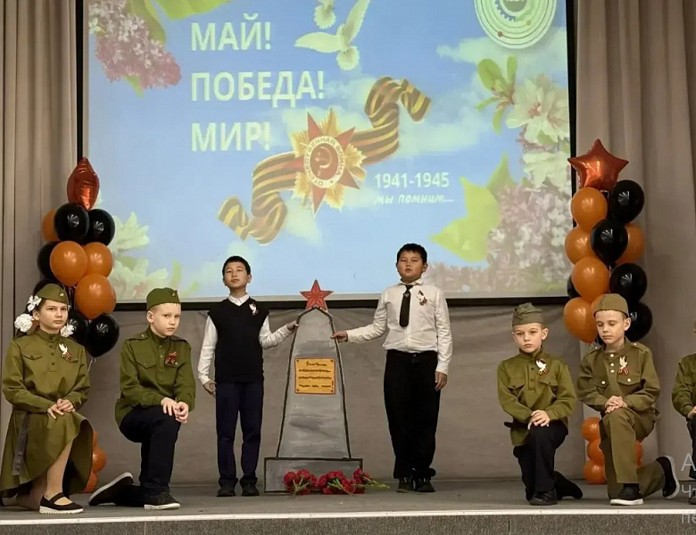 Новогиреевские школьники и муниципальные депутаты поздравил ветеранов труда с наступающим праздником весны и труда