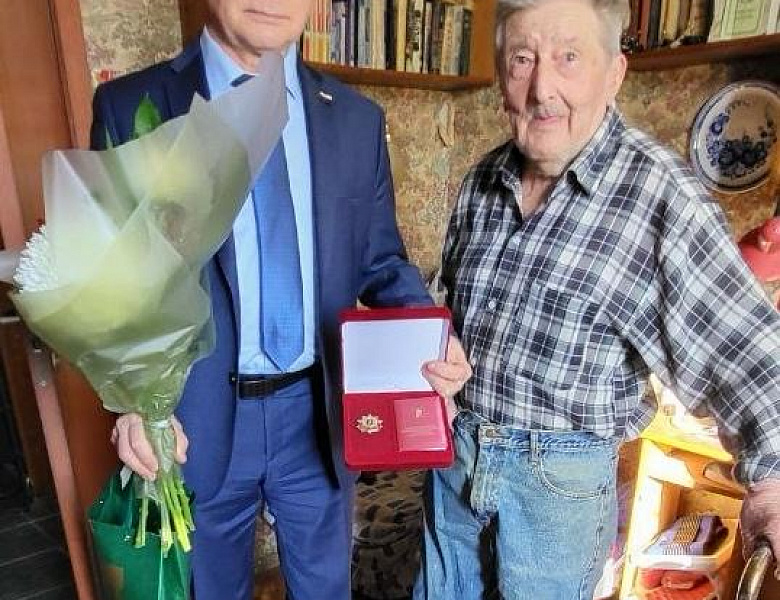 Новогиреевским ветеранам вручили удостоверения Почётных жителей района