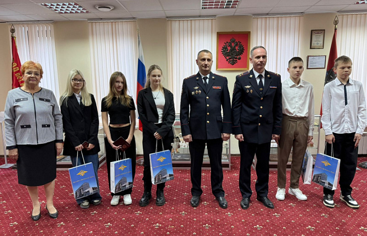 Юные москвичи Восточного округа получили паспорта в преддверии праздника Дня Народного Единства