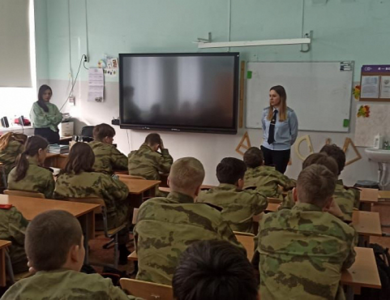 Полицейские ВАО проводят профилактические лекции для школьников