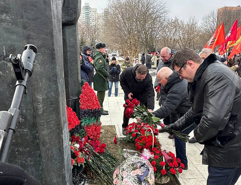 Новогиреевцы почтили память воинов-интернационалистов у памятника «Скорбящие матери»