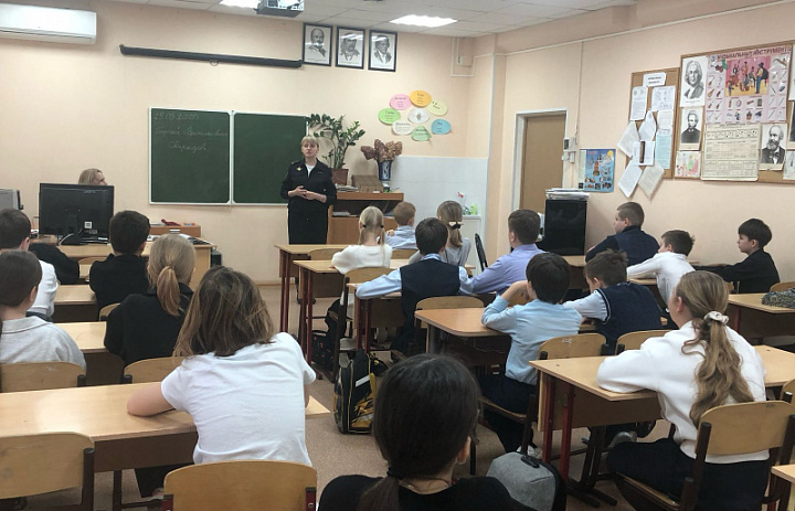 Полицейские ВАО проводят профилактические лекции для школьников