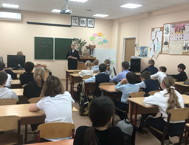 Полицейские ВАО проводят профилактические лекции для школьников