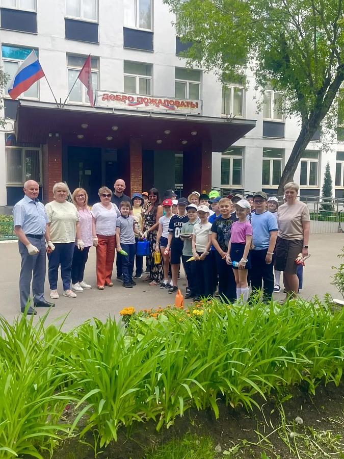 В новогиреевской школе № 1324 при поддержке депутатского корпуса прошла акция «Цвети, школа!»