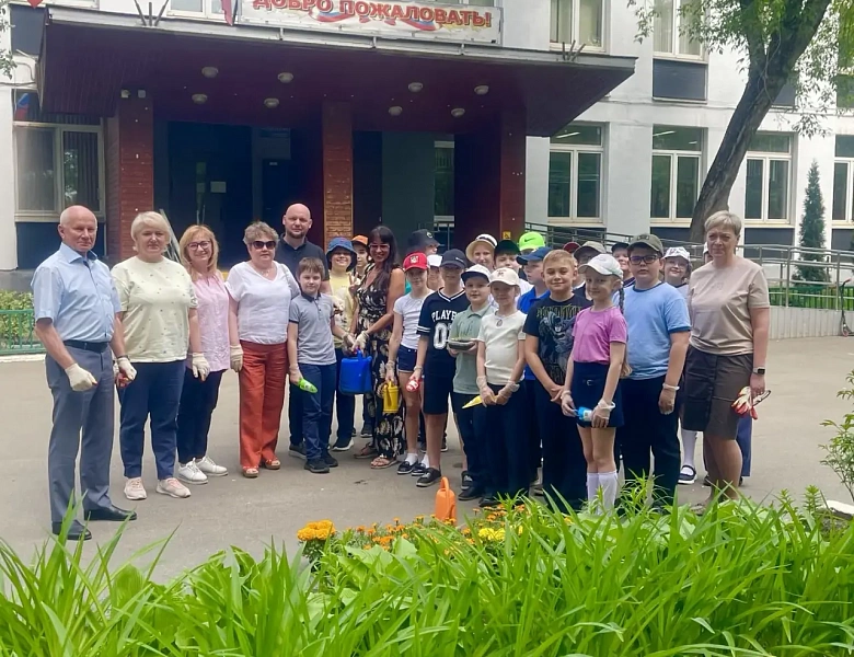 В новогиреевской школе № 1324 при поддержке депутатского корпуса прошла акция «Цвети, школа!»