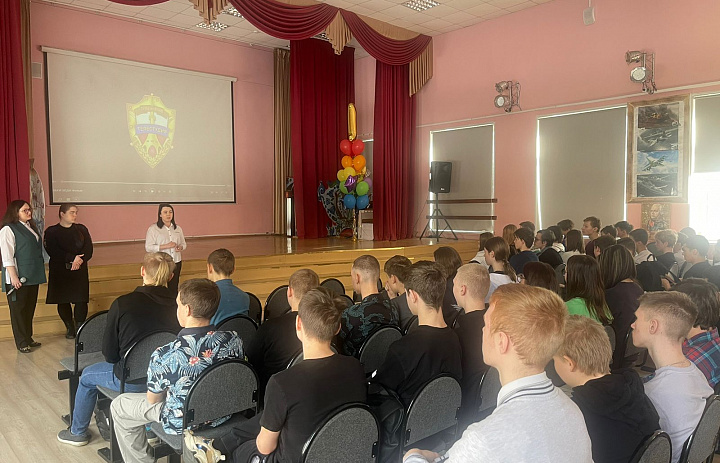 Полицейские ВАО совместно с общественниками провели беседы с учащимися школ