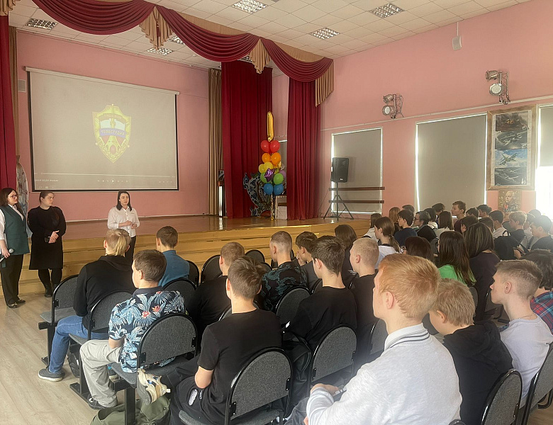 Полицейские ВАО совместно с общественниками провели беседы с учащимися школ