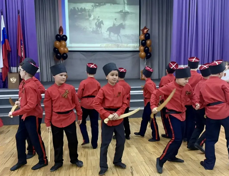 Новогиреевские школьники и муниципальные депутаты поздравил ветеранов труда с наступающим праздником весны и труда