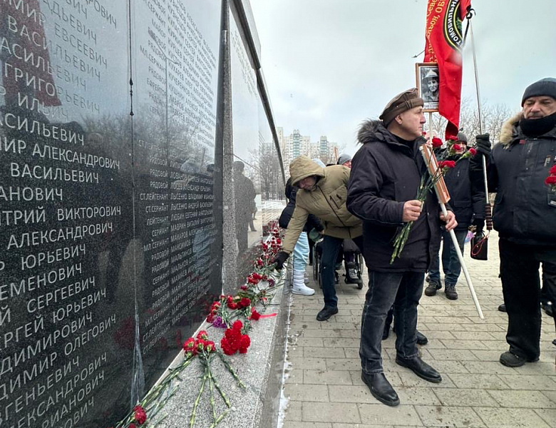 Новогиреевцы почтили память воинов-интернационалистов у памятника «Скорбящие матери»