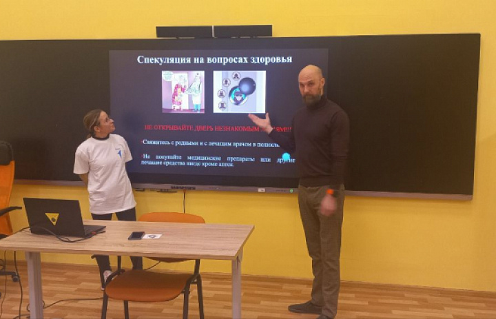 Представитель Общественного совета при УВД по ВАО Илья Афанасьев и наставник Российского движения детей и молодёжи "Движение Первых" Екатерина Акинина провели встречу с москвичами старшего поколения