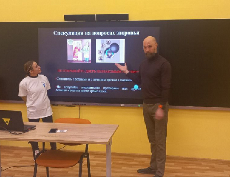 Представитель Общественного совета при УВД по ВАО Илья Афанасьев и наставник Российского движения детей и молодёжи "Движение Первых" Екатерина Акинина провели встречу с москвичами старшего поколения