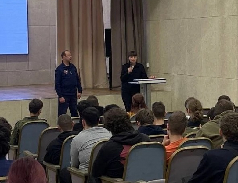 Полицейские провели уроки правовой грамотности для школьников в районах Ивановское и Метрогородок