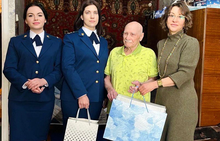 Сотрудники Перовской межрайонной прокуратуры поздравили с праздником участника войны Михаила Миронова