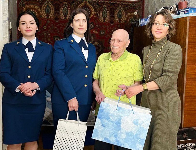 Сотрудники Перовской межрайонной прокуратуры поздравили с праздником участника войны Михаила Миронова