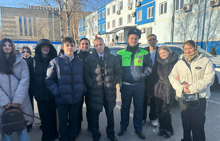 Сотрудники Госавтоинспекции УВД по ВАО провели экскурсию для студентов колледжа