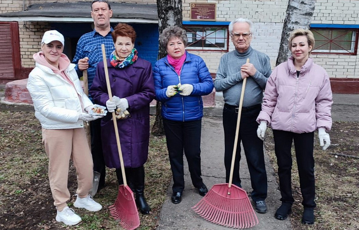 Новогиреевские общественные советники и муниципальные депутаты высадили луковицы тюльпанов