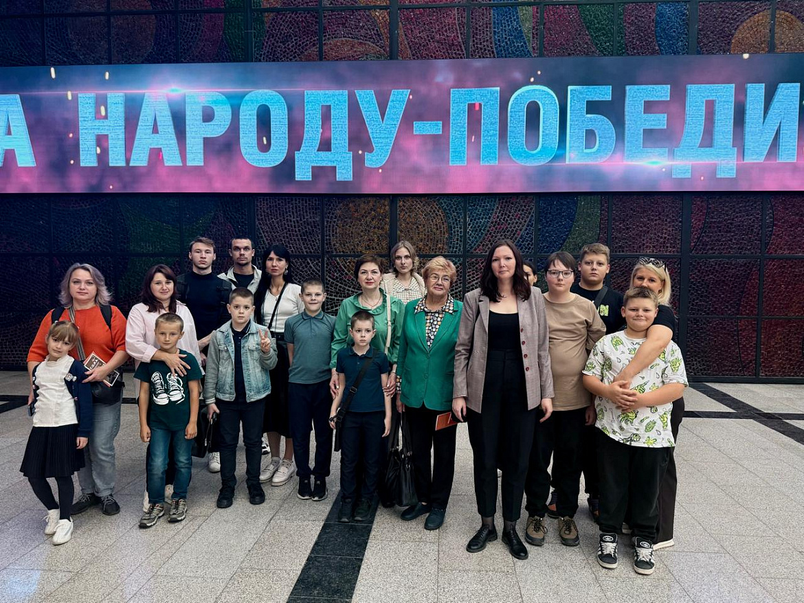 Сотрудники полиции УВД по ВАО и их дети посетили экскурсию в Музее Победы