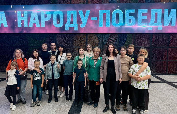 Сотрудники полиции УВД по ВАО и их дети посетили экскурсию в Музее Победы