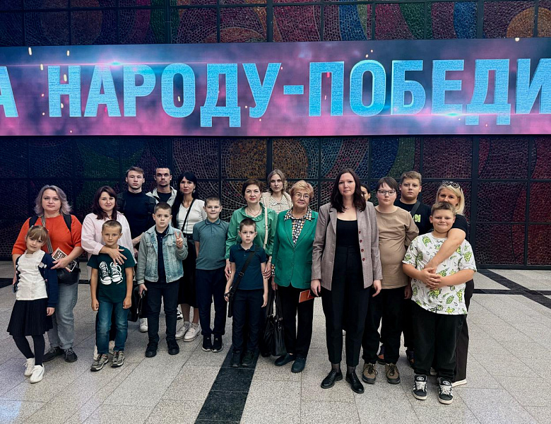 Сотрудники полиции УВД по ВАО и их дети посетили экскурсию в Музее Победы