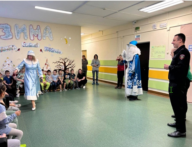 Член Общественного совета при УВД по ВАО Елена Коминова совместно с начальником Отделения морально-психологического обеспечения ОРЛС УВД по ВАО продолжают акцию «Полицейский Дед Мороз»