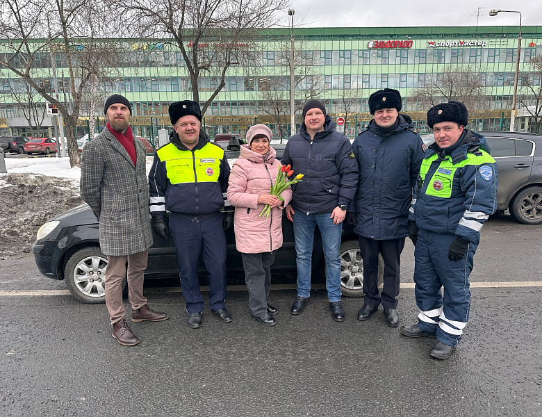 В Восточном округе полицейские совместно с общественниками провели акцию «Цветы для автоледи»