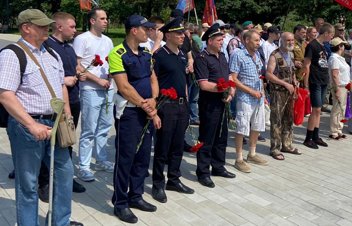 Сотрудники Госавтоинспекции УВД по ВАО приняли участие в возложении цветов в Афганском сквере