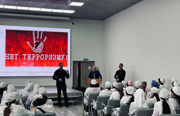Сотрудники центра противодействия экстремизму совестно с членом общественного совета провели лекцию для студентов Медицинского колледжа. 