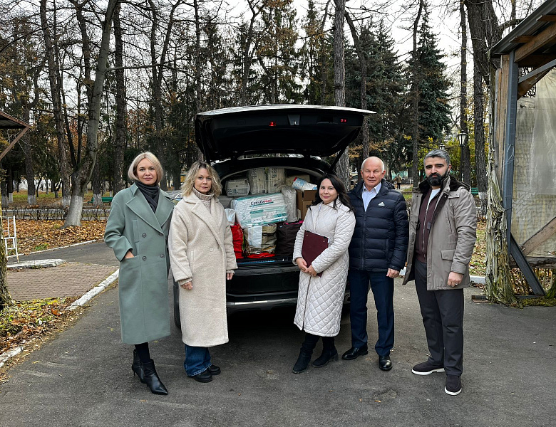 Новогиреевские депутаты передали в московский госпиталь детские письма, шерстяные носки и домашнюю выпечку