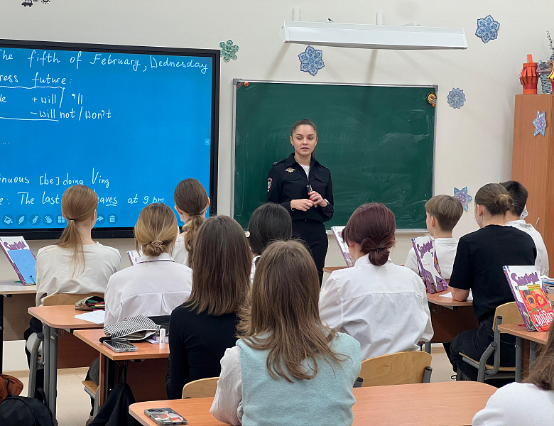 Полицейские Восточного округа столицы проводят профилактические беседы со школьниками