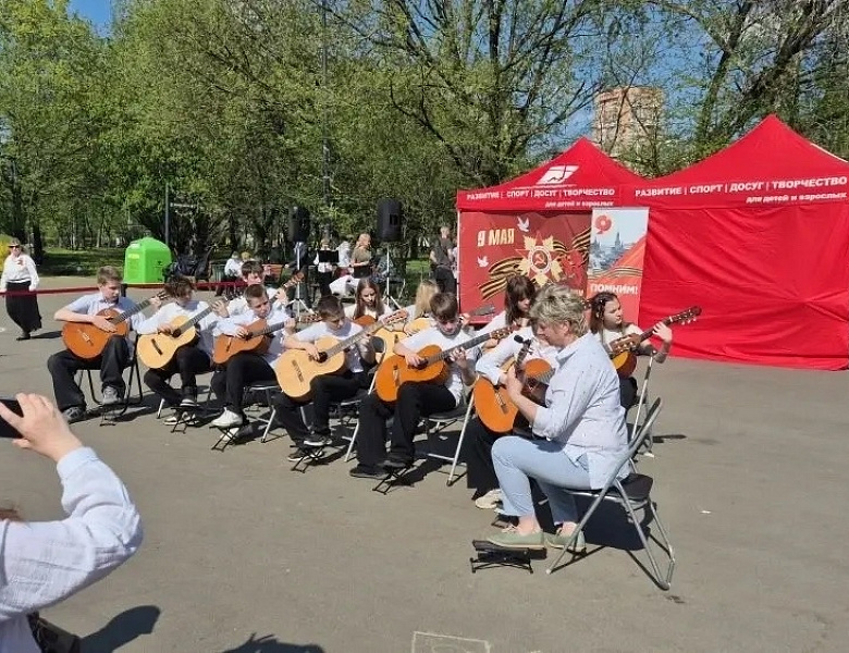 В Афганском сквере новогиреевцы отметили наступающий праздник Великой Победы