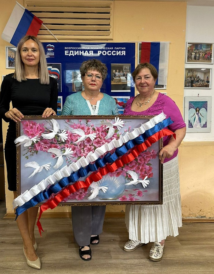 В Новогирееве создали коллективную патриотическую картину в подарок раненым бойцам СВО 