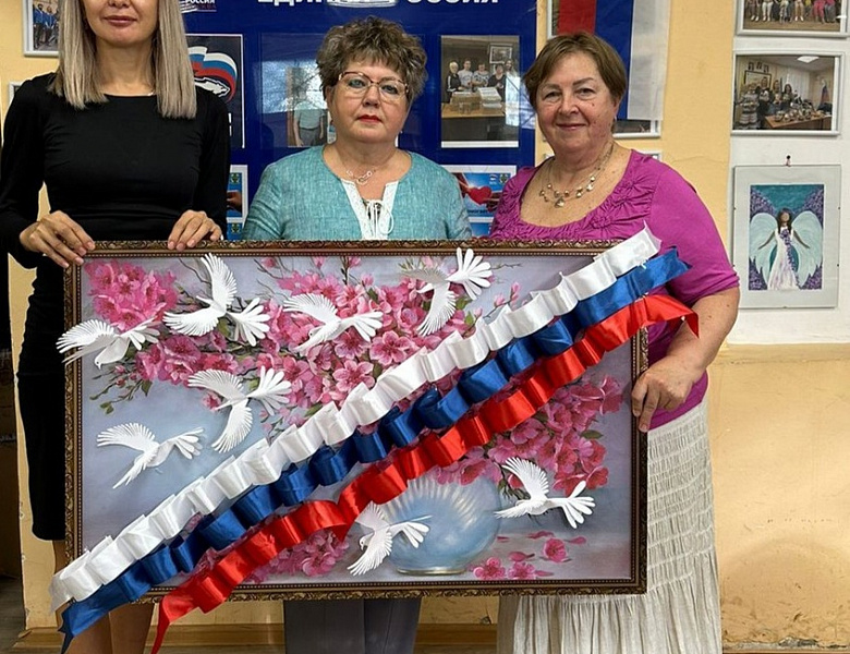 В Новогирееве создали коллективную патриотическую картину в подарок раненым бойцам СВО 