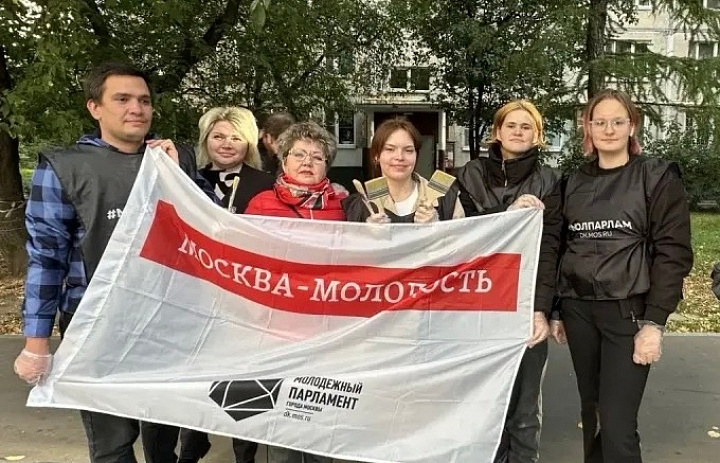 Депутаты вместе с молодыми активистами привели в порядок район Новогиреево