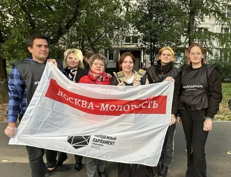 Депутаты вместе с молодыми активистами привели в порядок район Новогиреево