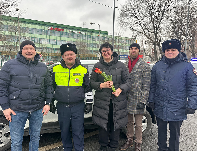 В Восточном округе полицейские совместно с общественниками провели акцию «Цветы для автоледи»