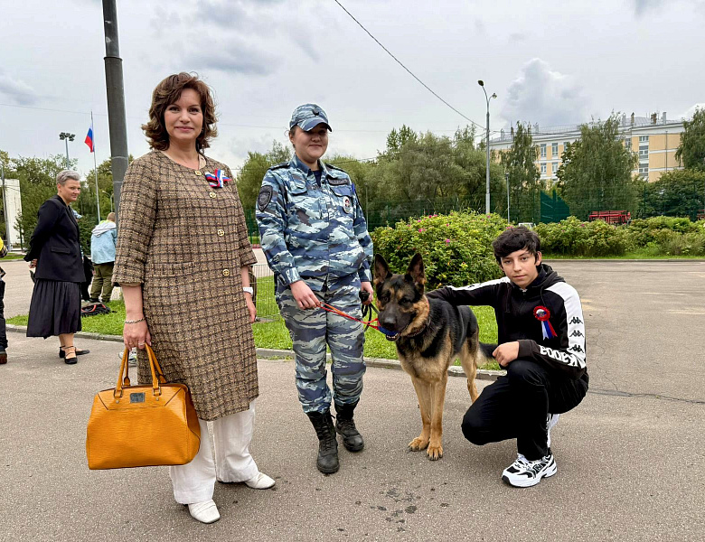 На страже безопасности и добрых дел: полицейские и общественники УВД по ВАО провели познавательное мероприятие для детей в честь Дня Государственного флага Российской Федерации 