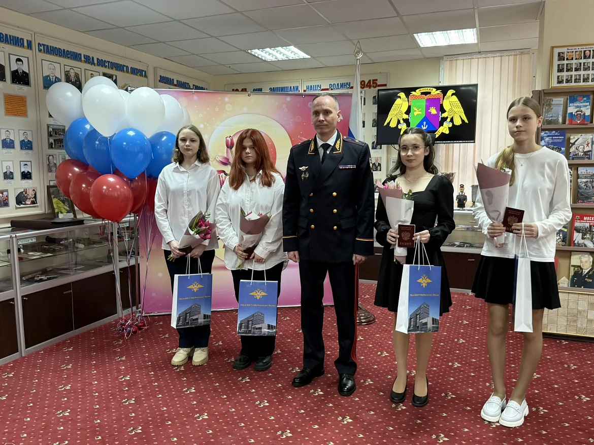 В преддверии 8 Марта юным москвичкам Восточного округа торжественно вручили паспорта