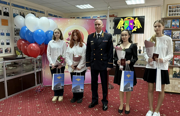 В преддверии 8 Марта юным москвичкам Восточного округа торжественно вручили паспорта