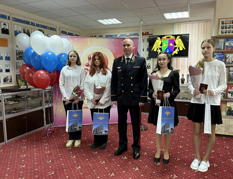 В преддверии 8 Марта юным москвичкам Восточного округа торжественно вручили паспорта