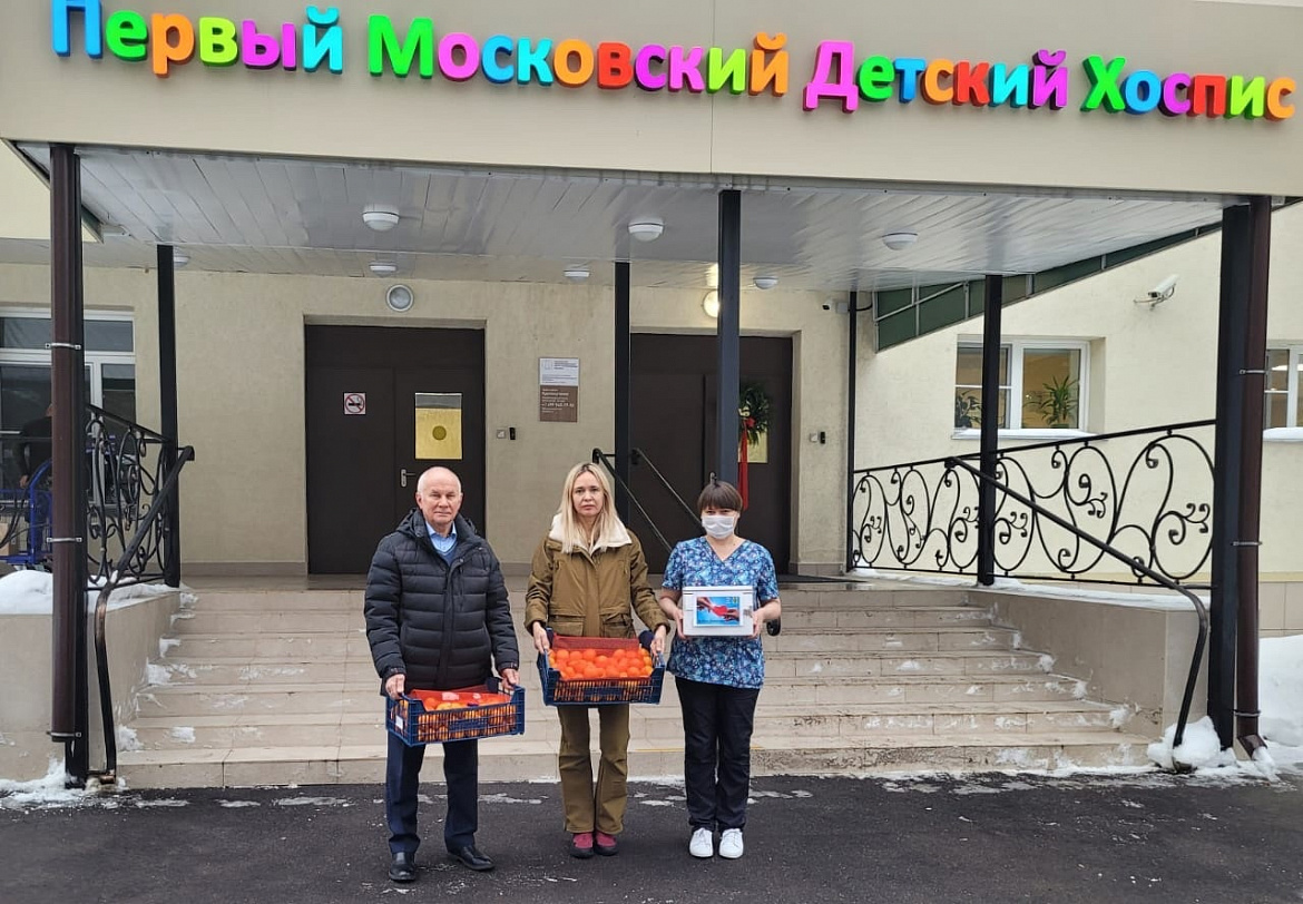 Глава МО Новогиреево подарил новогодние подарки детям из хосписа