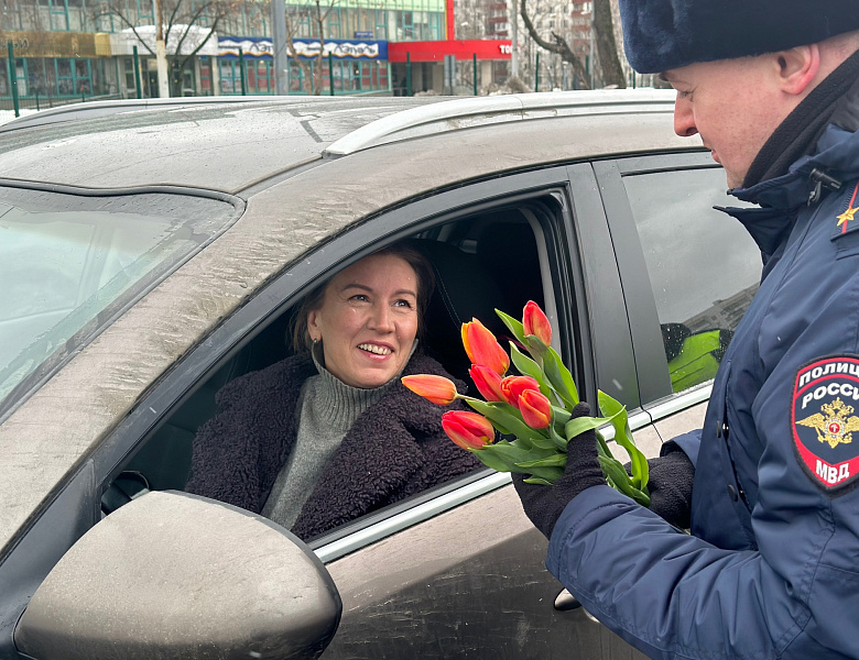 В Восточном округе полицейские совместно с общественниками провели акцию «Цветы для автоледи»